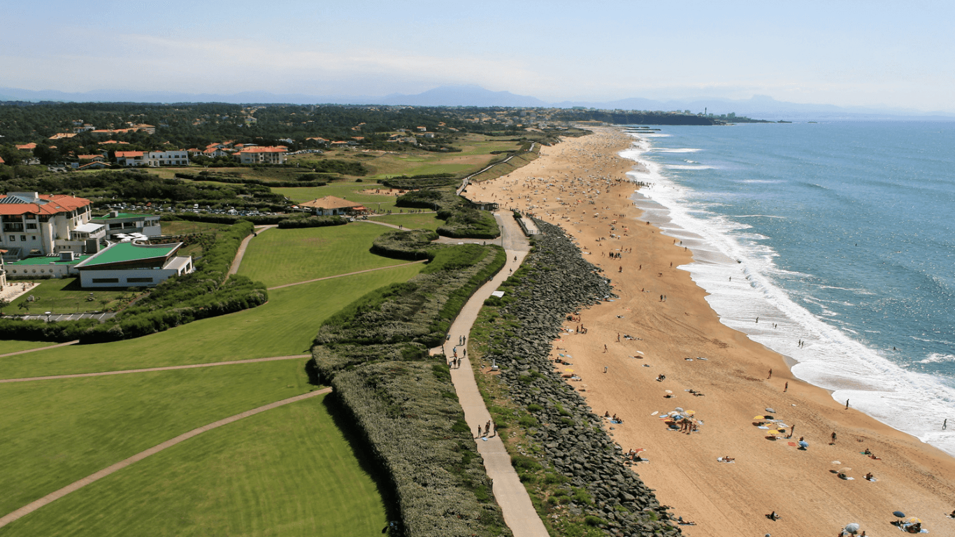 Surfer à Anglet : Guide Complet pour dompter les Vagues du Pays Basque